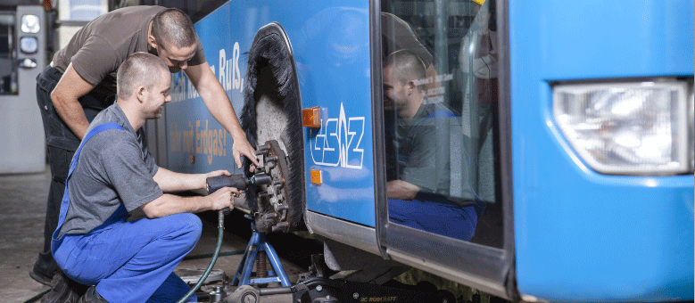 Zwei Mechatroniker arbeiten an einem Bus